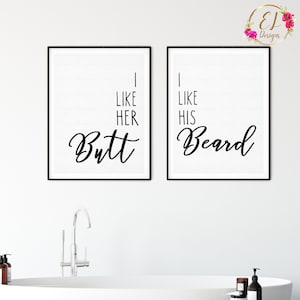 Set van 2 prenten | Ik hou van zijn baard, ik hou van haar kont afdrukbaar teken | Master badkamer muur decor | Liefde citaat teken | Grappige badkamer kunst aan de muur
