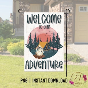 Bienvenue dans notre jardin d'aventures Flag PNG | Drapeau de jardin de camping | Camping PNG | de drapeau de jardin | Sublimation de drapeau de jardin 12 x 18