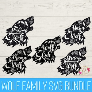 Puede incluir: Cinco archivos de corte SVG de silueta de cabeza de lobo en blanco y negro. Cada cabeza de lobo tiene un diseño diferente con texto que dice "Pop Pop Wolf", "Wolf Cub", "Mama Wolf", "Yaya Wolf" y "Grams Wolf".