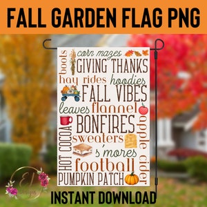 Könnte beinhalten: Eine weiße Gartenflagge mit braunem Text, der "Fall Vibes" lautet und andere herbstliche Wörter wie "corn mazes", "giving thanks", "hay rides", "hoodies", "leaves", "flannel", "bonfires", "sweaters", "s'mores", "football", "pumpkin patch" und "apple cider" enthält.