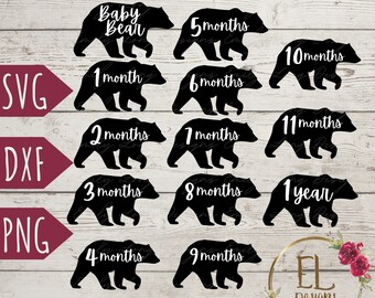 Op de afbeelding: Een set van 12 zwarte beren silhouet afbeeldingen met witte tekst, die elk een andere maand van het jaar tonen, van 1 maand tot 1 jaar. De tekst "Baby Bear" staat op de eerste afbeelding, en de tekst "EL Designs" staat op de laatste afbeelding.
