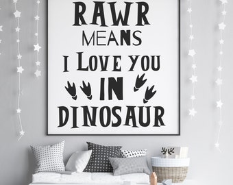 Op de afbeelding: Zwart-witte printbare wandkunst met de tekst "RAWR MEANS I LOVE YOU IN DINOSAUR" met dinosaurussporen.