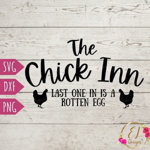 以下が含まれることがあります： 「The Chick Inn」というテキストと「Last one in is a rotten egg」というフレーズが書かれた白黒のグラフィックデザイン。テキストの両側に黒い鶏のシルエットが2つあります。