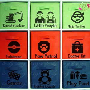 Puede incluir: Nueve cestas de almacenamiento de tela con etiquetas negras. Las etiquetas son para juguetes e incluyen: Construcci&oacute;n, Personajes peque&ntilde;os, Tortugas Ninja, Pok&eacute;mon, Patrulla Canina, Kit de m&eacute;dico, Juegos, Animales de peluche y Comida de juguete.