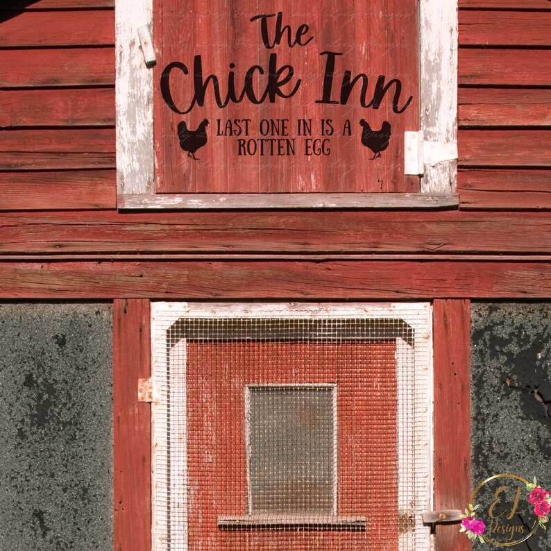 以下が含まれることがあります： 白い枠の窓のある赤い木製の納屋。窓には「The Chick Inn」と書かれた黒いビニール製の看板があり、ニワトリの黒いシルエットが2つと「Last one in is a rotten egg」という文字が書かれている。
