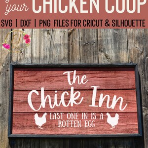 以下が含まれることがあります： 「The Chick Inn」と書かれた黒縁の赤い木製の看板。テキストの両側に白い鶏のシルエットがあります。テキストの下には「Last one in is a rotten egg」と書いてあります。
