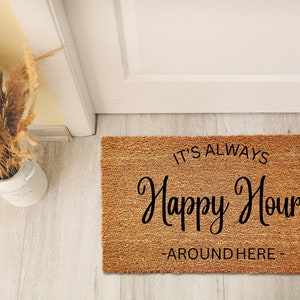 Es ist immer Happy Hour hier Fußmatte, lustiger Alkohol Teppich, Geschenkidee für Alkoholliebhaber, Geschenke für sie, Geschenke für ihn, Kneipenfußmatte