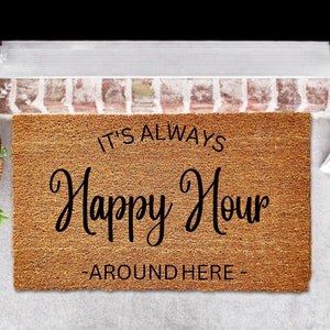 Es ist immer die Happy Hour in der Nähe Türmatte, Lustige Fußmatte, Individuelle Fußmatte Individuelle Willkommensmatte Lustige Fußmatte Niedliche Fußmatte Happy Hour Fußmatte