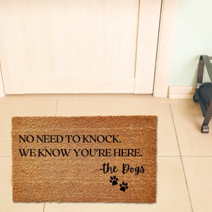 U hoeft niet te kloppen, we weten dat u hier bent - de honden, deurmat, grappige deurmat, hondenliefhebber cadeau, welkomstmat, hondenmoeder, hondenfamilie decor