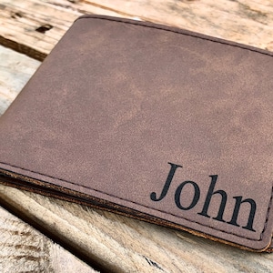 Monedero delgado personalizado Bi-Fold hombres, cartera grabada láser para hombres, regalo de padrinos, billetera monograma, regalo para hombres, billetera personalizada, único