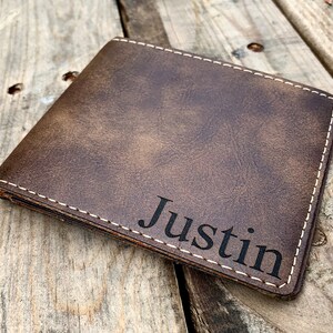Monedero delgado personalizado Bi-Fold hombres, cartera grabada láser para hombres, regalo de padrinos, billetera monograma, regalo para hombres, billetera personalizada, único