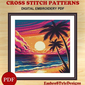 Może przedstawiać: Wzór do haftu krzyżykowego przedstawiający zachód słońca nad oceanem z palmami. Wzór jest w formacie cyfrowego haftu PDF. Obraz przedstawia kolorowy zachód słońca w odcieniach różowego, pomarańczowego i żółtego. Ocean jest głębokiego błękitu z białymi falami. Palmy są sylwetkami na tle zachodu słońca.