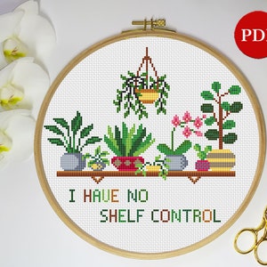 Puede incluir: Patrón de punto de cruz con un estante con varias plantas en macetas, incluida una planta colgante. El texto "I have no shelf control" está escrito debajo del estante.