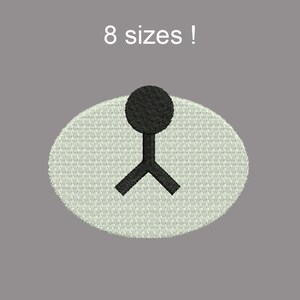 Pode incluir: Um oval branco com um nariz e uma boca pretos, que se assemelha ao rosto de um urso. O texto "8 tamanhos!" está acima do rosto.