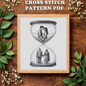 Puede incluir: Un PDF de patrón de punto de cruz enmarcado con un diseño de reloj de arena. La mitad superior representa a una pareja joven abrazándose, mientras que la mitad inferior muestra a una pareja mayor tomados de la mano. El texto "CROSS STITCH PATTERN PDF" está en la parte superior.