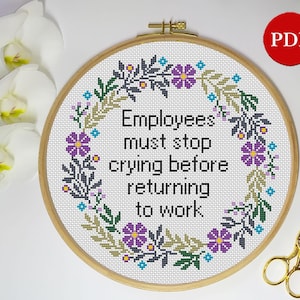 Puede incluir: Patrón de punto de cruz con una corona de flores y el texto "Los empleados deben dejar de llorar antes de volver al trabajo".