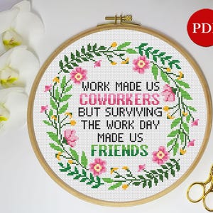 Puede incluir: Patrón de punto de cruz con una corona de flores y el texto "El trabajo nos hizo compañeros de trabajo, pero sobrevivir al día de trabajo nos hizo amigos".