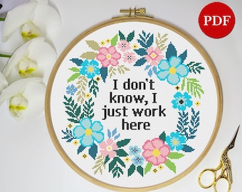 Solo trabajo aquí Patrón de punto de cruz de oficina divertido, corona floral, subversivo (patrón PDF)