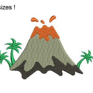 Può includere: Ricamo di un vulcano grigio con lava arancione in eruzione, circondato da due palme verdi.
