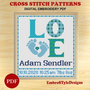 Könnte beinhalten: PDF-Muster für Kreuzstich für ein Babyzimmer für einen Jungen. Das Muster zeigt das Wort "LOVE" mit einem Paar Babyfüßen in der Mitte. Der Text "Adam Sendler" und "10.10.2020 10:25 Uhr 7lbs 8oz" ist ebenfalls enthalten.
