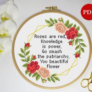 Puede incluir: Patr&oacute;n de punto de cruz con una corona de rosas rojas y rosas con hojas verdes y detalles geom&eacute;tricos dorados. El texto dice "Roses are red, Knowledge is power, Go smash the patriarchy, You beautiful flower."