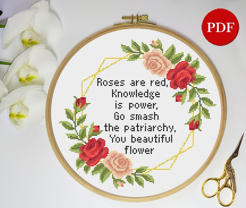 Puede incluir: Patr&oacute;n de punto de cruz con una corona de rosas rojas y rosas con hojas verdes y detalles geom&eacute;tricos dorados. El texto dice "Roses are red, Knowledge is power, Go smash the patriarchy, You beautiful flower."