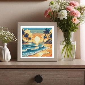 Könnte beinhalten: Ein gerahmter Druck eines Sonnenuntergangs über einem Strand mit Palmen und Wellen. Die Sonne ist leuchtend orange und gelb, und der Himmel ist ein Farbverlauf von Orange, Rosa und Blau. Die Wellen sind türkisblau und weiß, und der Sand ist hellgelb.