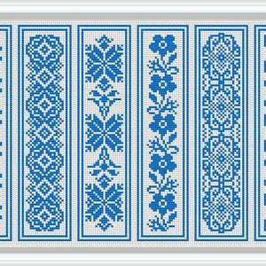 K&ouml;nnte beinhalten: Sechs blaue und wei&szlig;e Kreuzstichmuster auf wei&szlig;em Hintergrund. Die Muster sind alle unterschiedlich und zeigen geometrische Formen, Blumen und andere Designs.