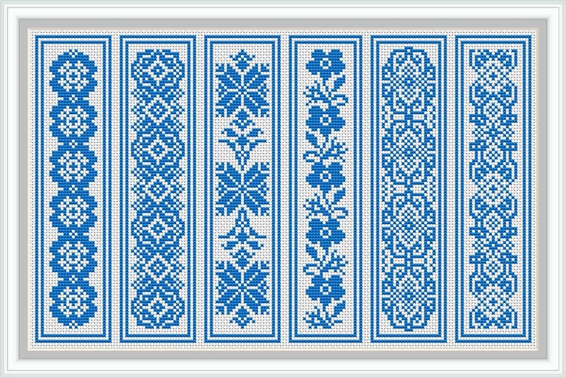 K&ouml;nnte beinhalten: Sechs blaue und wei&szlig;e Kreuzstichmuster auf wei&szlig;em Hintergrund. Die Muster sind alle unterschiedlich und zeigen geometrische Formen, Blumen und andere Designs.