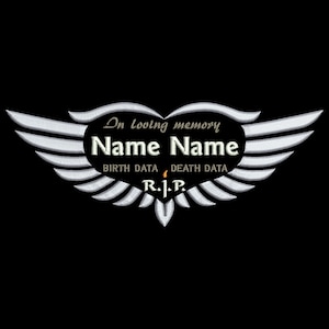 Könnte beinhalten: Ein weißer Gedenk-Patch mit Flügeln, einem Herzen und dem Text "In loving memory Name Name BIRTH DATA DEATH DATA R.I.P."