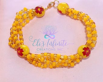 Bracelet Ilde d'Ochun avec perles de rocaille moyennes à grandes (5 mm) et perles jaunes rondes de 8 mm avec fleur rouge