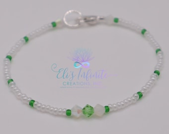 Ilde de Obatala Alaguema con pequeñas cuentas de semillas blancas perladas y verdes transparentes de 2 mm con cristales checos biconos blancos y verdes de 4 mm