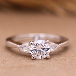 Piedra preciosa de moissanita redonda para un amor eterno, regalo de propuesta perfecto para ella, anillo de compromiso