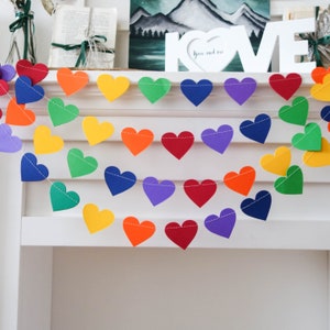 Regenbogenherzgirlande, Valentinstaggirlande, Valentinstagfahne, Regenbogenpapiergirlande, Regenbogenpapierdekorationen, schwuler Hintergrund