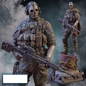 Puede incluir: Una figura detallada de un soldado con una máscara de calavera y equipo de camuflaje, sosteniendo un rifle. La figura está de pie sobre una base de madera con un barril y una cuerda.