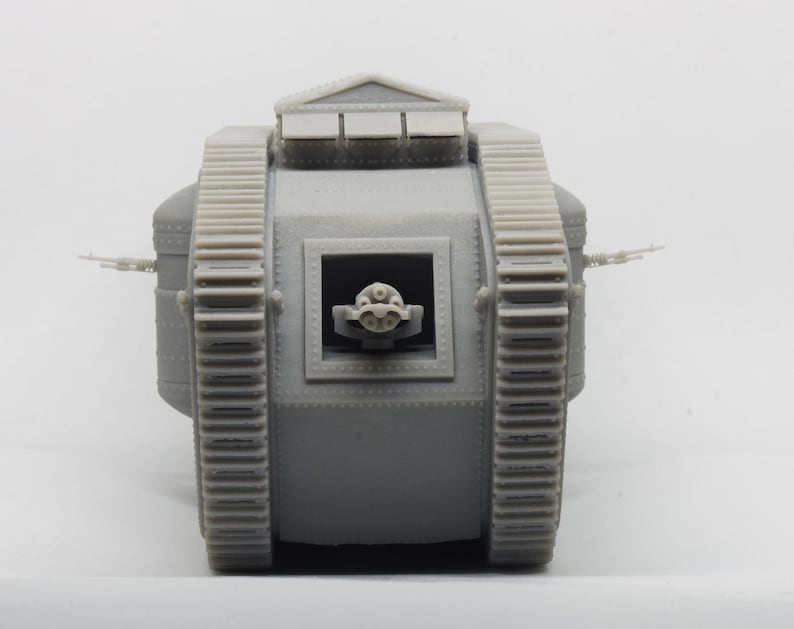 Puede incluir: Un modelo gris de un tanque de la Primera Guerra Mundial con un ca&ntilde;&oacute;n grande en la parte delantera y orugas en los lados.