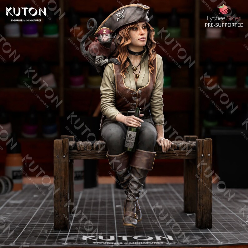 Pode incluir: Uma figura feminina de pirata com um macaco no ombro, vestindo um colete marrom, um cinto preto e botas marrons. Ela est&aacute; segurando uma garrafa de rum e sentada em um banco de madeira. A figura &eacute; pintada em um estilo realista com detalhes elaborados.