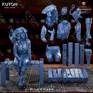 Pode incluir: Um modelo impresso em 3D de uma figura de pirata feminina segurando uma garrafa. A figura est&aacute; vestindo uma jaqueta, cal&ccedil;as e botas azuis. A figura est&aacute; sentada em um banco de madeira. O modelo &eacute; dividido em pe&ccedil;as separadas para impress&atilde;o em 3D. O modelo &eacute; pr&eacute;-suportado para uma impress&atilde;o f&aacute;cil.