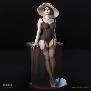 Puede incluir: Figura de una mujer con corsé marrón oscuro, liguero y medias, que lleva un sombrero blanco con un acento rojo, un collar de perlas y guantes blancos. La figura está de pie junto a una mesa marrón oscuro.
