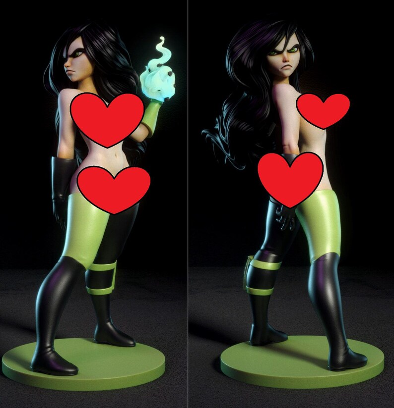 Op de afbeelding: Een beeldje van een vrouw met lang zwart haar, groene ogen en een strenge uitdrukking. Ze draagt een groen en zwart outfit en houdt een gloeiende blauwe vlam vast. Het beeldje staat op een groene cirkelvormige basis.