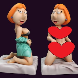 Op de afbeelding: Twee beeldjes van een stripfiguur met oranje haar, blauwe oorbellen en een zwarte bh. Eén beeldje knielt en draagt een turquoise badjas. Het andere beeldje knielt met rode hartvormen die de borst en buik bedekken. Beide staan op witte platforms.