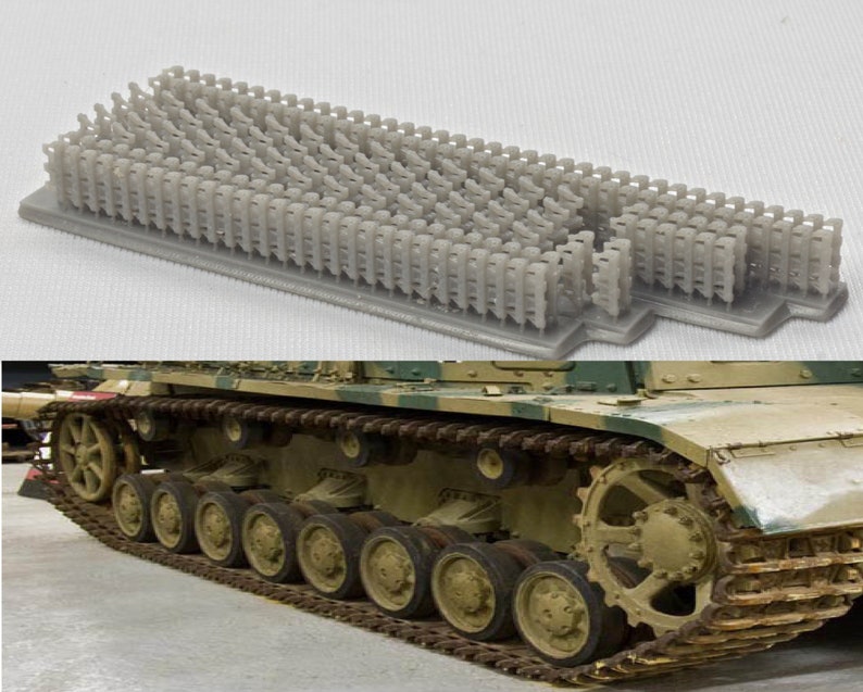 Puede incluir: Un conjunto de piezas de orugas de tanque de pl&aacute;stico gris. Las piezas est&aacute;n dise&ntilde;adas para ser utilizadas con tanques modelo y est&aacute;n hechas de un pl&aacute;stico duradero. Las piezas se muestran sobre un fondo blanco.