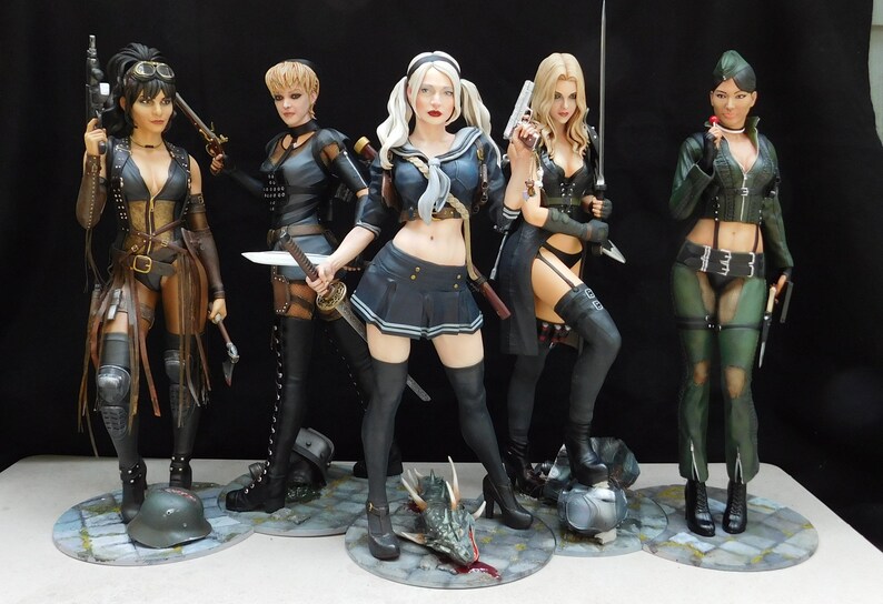 K&ouml;nnte beinhalten: F&uuml;nf weibliche Actionfiguren in verschiedenen Posen, jede mit einer Waffe. Die Figuren sind in verschiedenen Outfits gekleidet, darunter eine schwarze Lederjacke, eine Matrosenuniform und eine gr&uuml;ne Milit&auml;rjacke. Die Figuren stehen auf runden Sockeln mit verschiedenen Details, darunter ein Sch&auml;del, ein Drache und ein Helm.