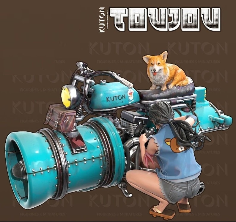K&ouml;nnte beinhalten: Ein blaues und silbernes Motorrad mit einem gro&szlig;en Auspuff und einer Frau, die hinten sitzt. Das Motorrad hat eine braune Ledertasche an der Seite und einen kleinen Hund, der auf dem Sitz sitzt. Der Text "KUTON" ist auf dem Motorrad sichtbar.