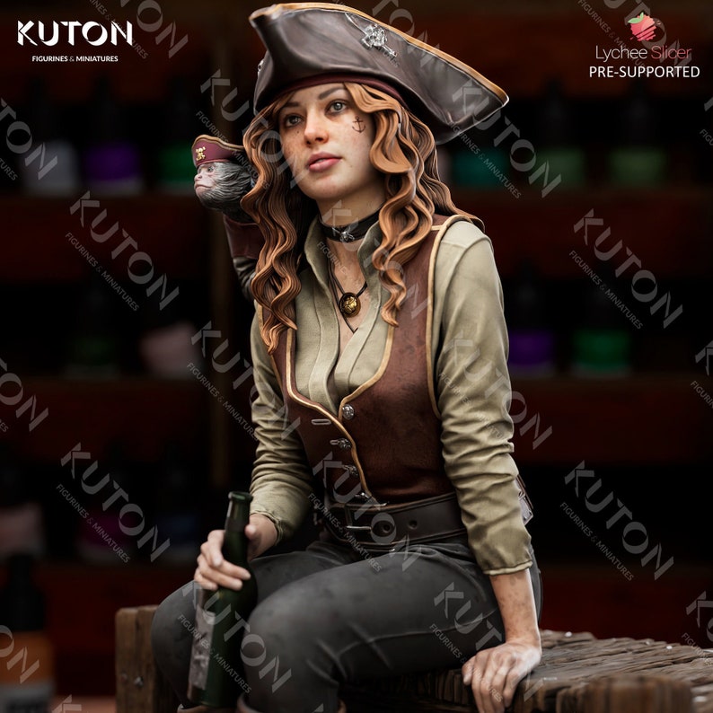 Pode incluir: Uma figura de pirata feminina vestindo um colete marrom, um chap&eacute;u marrom com uma caveira e ossos cruzados e cal&ccedil;as pretas. Ela est&aacute; segurando uma garrafa na m&atilde;o direita e tem um macaco no ombro. A figura est&aacute; sentada em um barril de madeira. A figura &eacute; pr&eacute;-suportada e faz parte da cole&ccedil;&atilde;o Lychee Slicer.