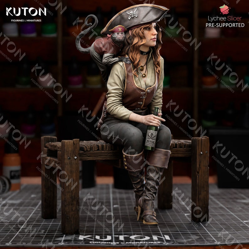 Pode incluir: Uma figura feminina de pirata com um macaco no ombro, vestindo um colete de couro marrom, uma camisa bege, cal&ccedil;as pretas e botas marrons. Ela est&aacute; segurando uma garrafa de rum e sentada em um banco de madeira. A figura &eacute; pintada em um estilo realista e tem uma escultura detalhada.