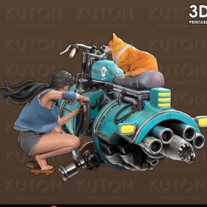 K&ouml;nnte beinhalten: Ein 3D-gedrucktes Modell einer Frau in blauer Latzhose und rotem Shirt, die an einem t&uuml;rkisfarbenen und silbernen futuristischen Motorrad arbeitet, auf dem ein Hund auf dem R&uuml;cksitz sitzt. Das Motorrad hat einen gro&szlig;en Auspuff mit mehreren Rohren.