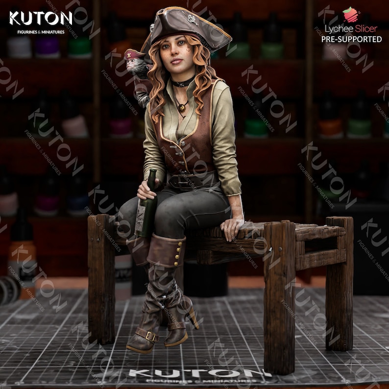 Pode incluir: Uma miniatura impressa em 3D de uma personagem de pirata feminina usando um chap&eacute;u de pirata marrom e preto, um colete marrom e cal&ccedil;as pretas. Ela est&aacute; segurando uma garrafa na m&atilde;o esquerda e sentada em um banco de madeira. A miniatura &eacute; pintada com detalhes realistas.