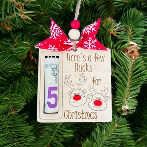 Voici quelques dollars pour une décoration en bois de Noël, un porte-monnaie, un porte-cadeau en espèces