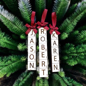Adorno navideño personalizado con nombre y letra de Scrabble para amantes del Scrabble 2024